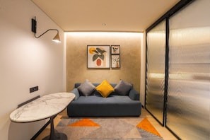 Deluxe-værelse | Opholdsområde | 18-tommers smart-tv med digitale kanaler