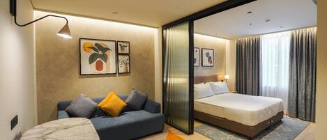 Deluxe Room | Iron/ironing board, free WiFi