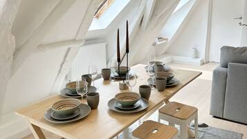 Basic Apartment | Private kitchen | Mini-fridge, microwave, stovetop, cookware/dishes/utensils