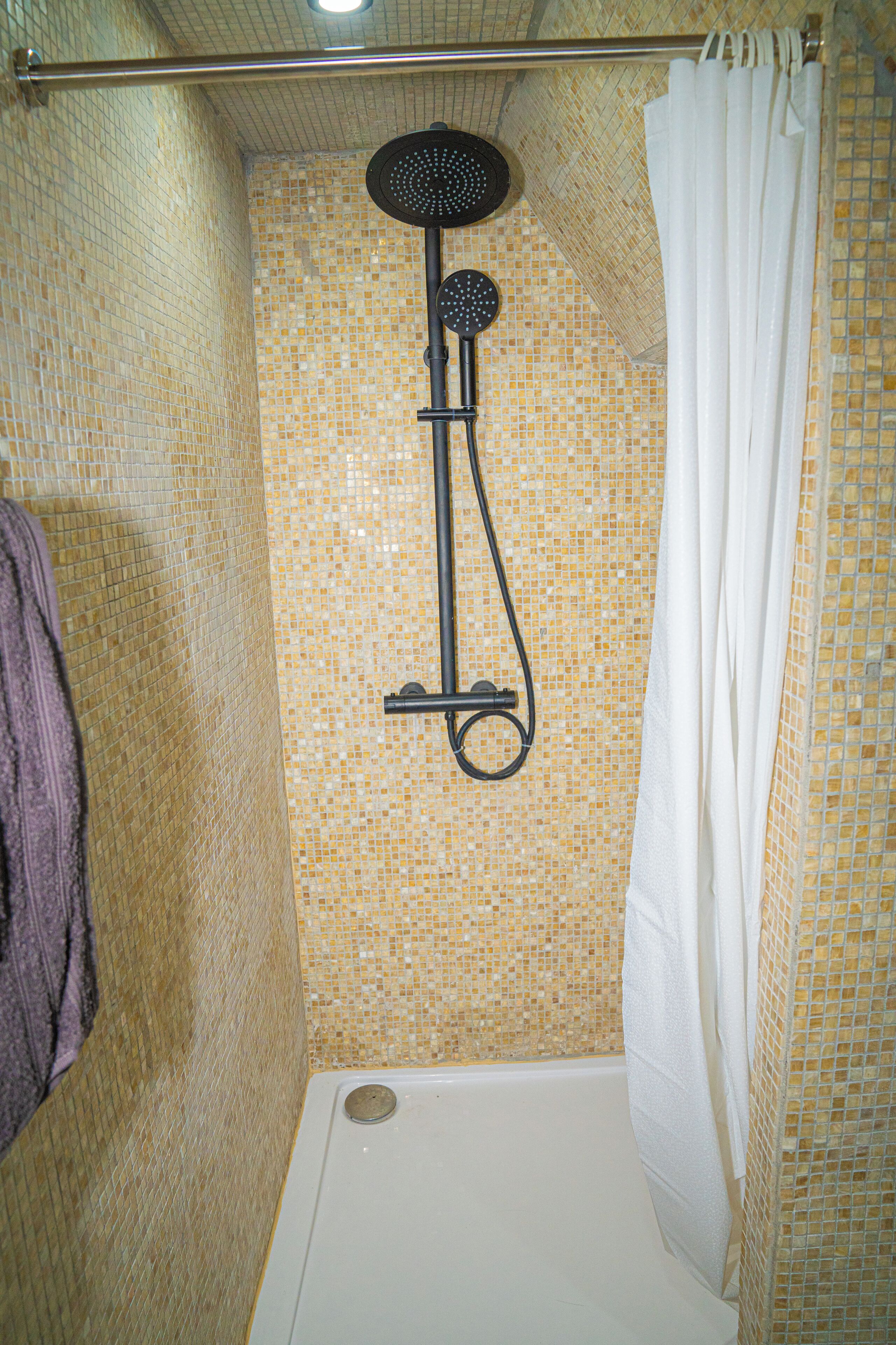 Basic Apartment | Bathroom | Shower, free toiletries, hair dryer, towels