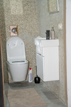 Basic Διαμέρισμα | Μπάνιο | Ντουζιέρα, δωρεάν προϊόντα προσωπικής περιποίησης, πιστολάκι μαλλιών