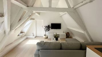 Basic Apartment | Living room