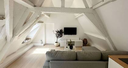 2BR Apartment with Canal View in Ghent
