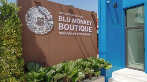 Naitharn Beach Phuket, bordje voor 'BLU MONKEY BOUTIQUE' met een aap illustratie.
