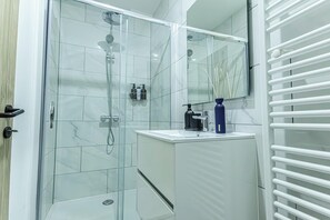 Basic Apartment | Bathroom | Shower, free toiletries, hair dryer, towels - Modern 3BR Apt for 6 with Patio Ghent (Gent)
