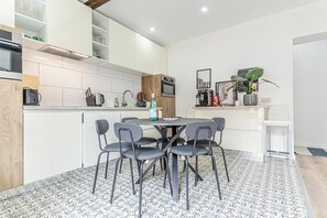 Basic Apartment | Private kitchen - Modern 3BR Apt for 6 with Patio Ghent (Ghent)