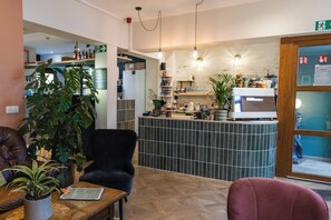 Cafe - Modern 3BR Apt for 6 with Patio Ghent (Ghent)