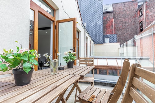 Modern 3BR Apt for 6 with Patio Ghent