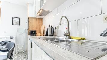 Căn hộ cơ bản | Bếp riêng | Tủ lạnh, lò vi sóng, lò nướng, bếp nấu