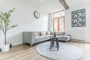 Basic Apartment | Living room - Modern 3BR Apt for 6 with Patio Ghent (Ghent)