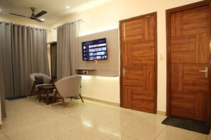 Camera Premium, balcone, vista montagna | Postazione laptop, ferro/asse da stiro, Wi-Fi gratuito