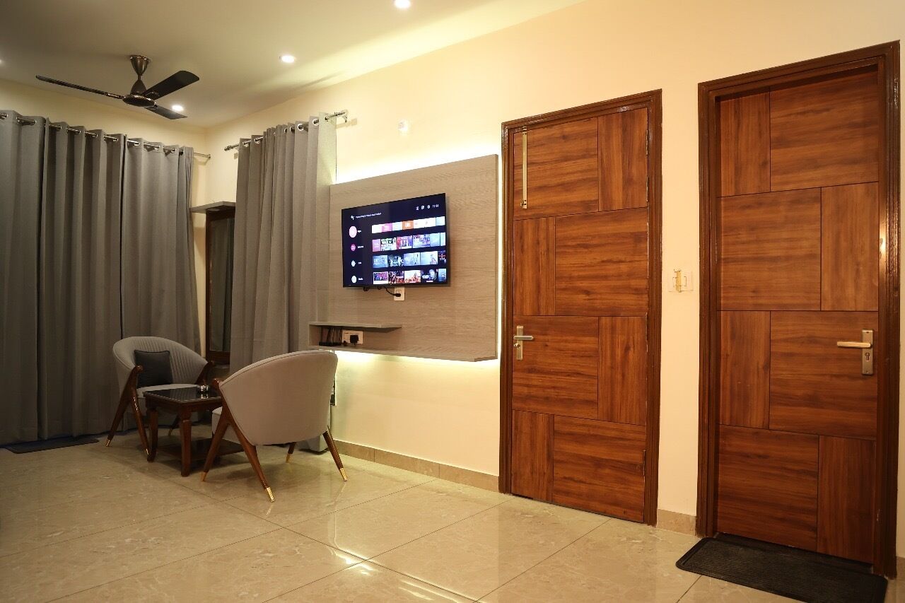 Luxury Suite, Balcony, Mountain View | Laptop workspace, iron/ironing board, free WiFi