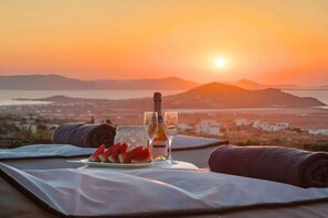 Outdoor dining - Vista Blue Villas Naxos - Luxury Room (Τοπική Κοινότητα Βίβλου)