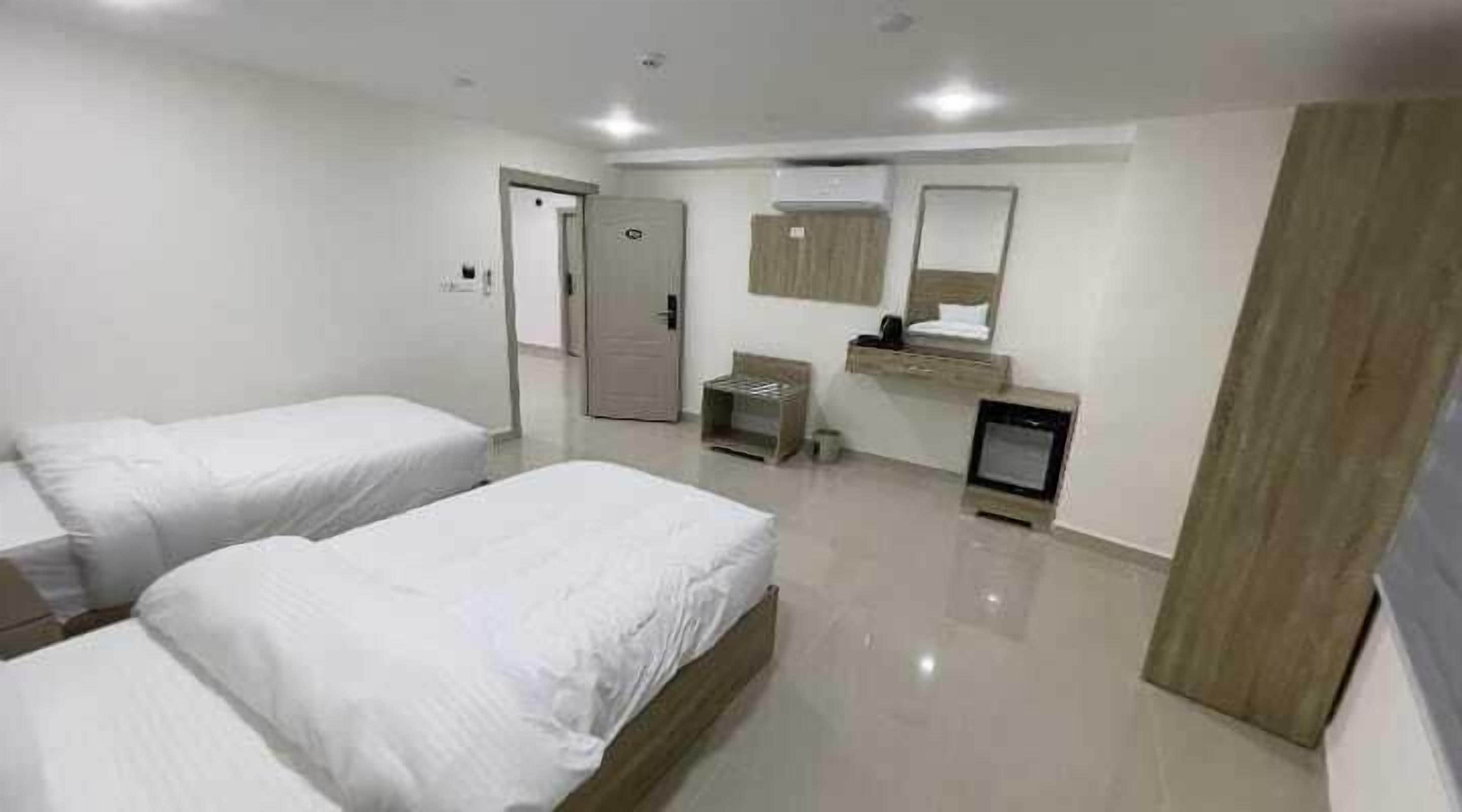 Standard Twin Room, City View | Desk, free WiFi