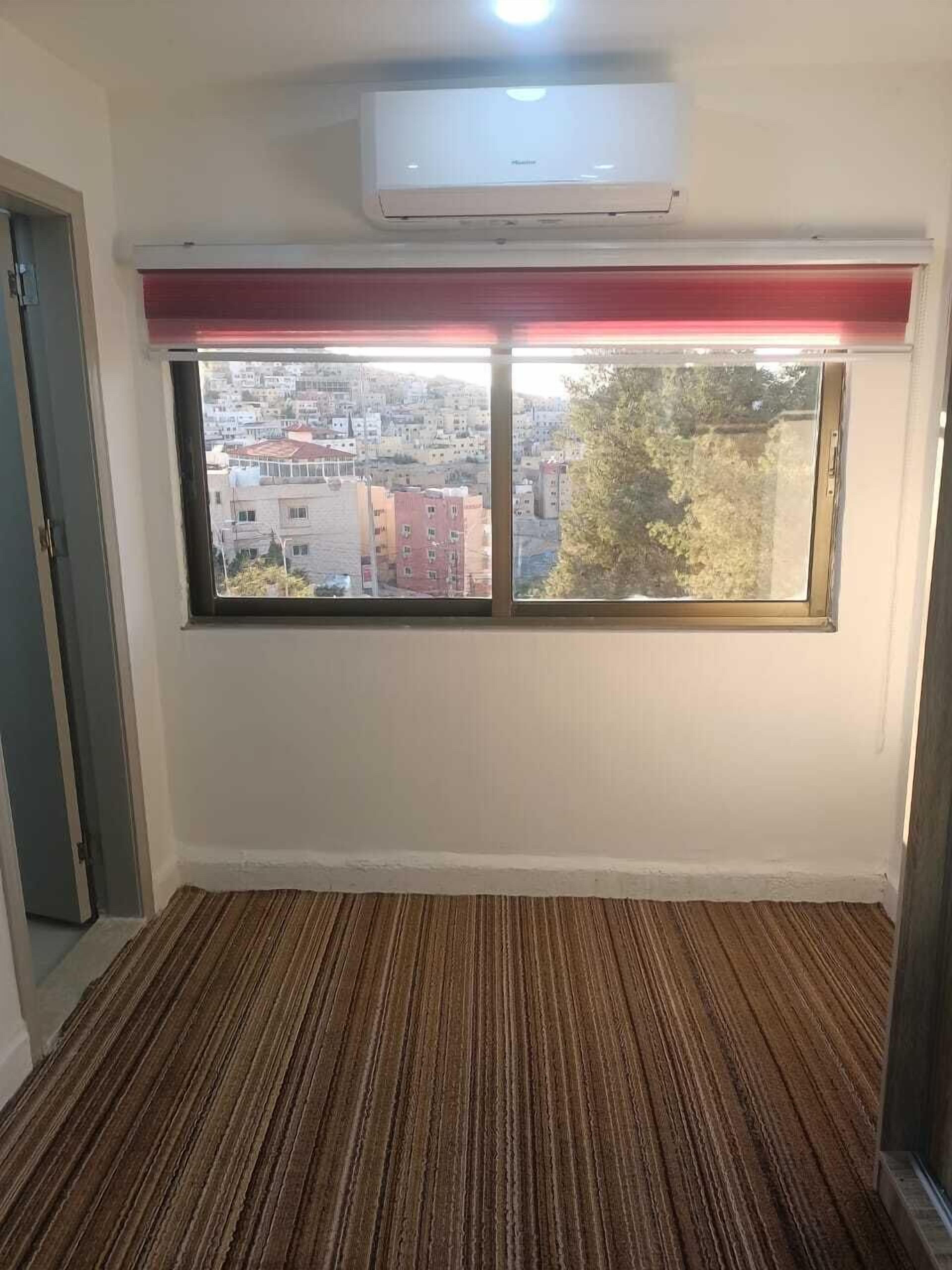 Habitación cuádruple, vista a la ciudad | Minibar, escritorio, wifi gratis y ropa de cama 