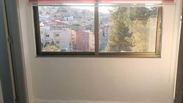 Habitación cuádruple, vista a la ciudad | Minibar, escritorio, wifi gratis y ropa de cama