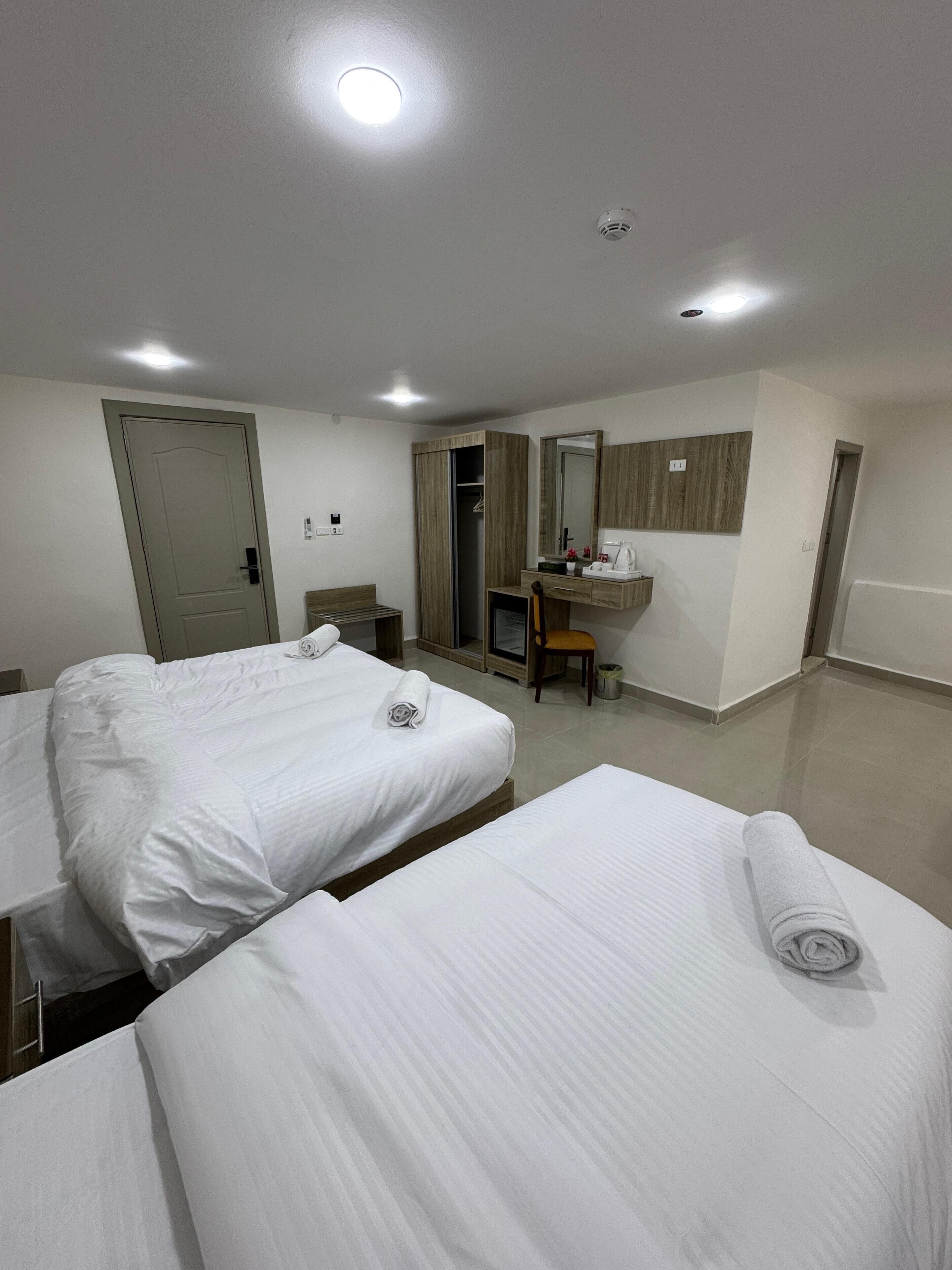 Habitación triple estándar, vista a la ciudad | Área de sala de estar