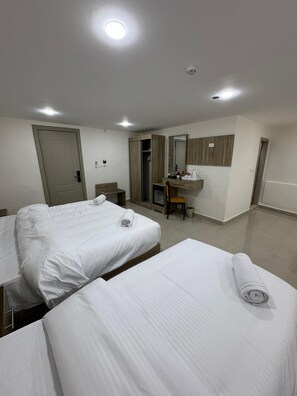 Standard Triple Room, City View | Living area