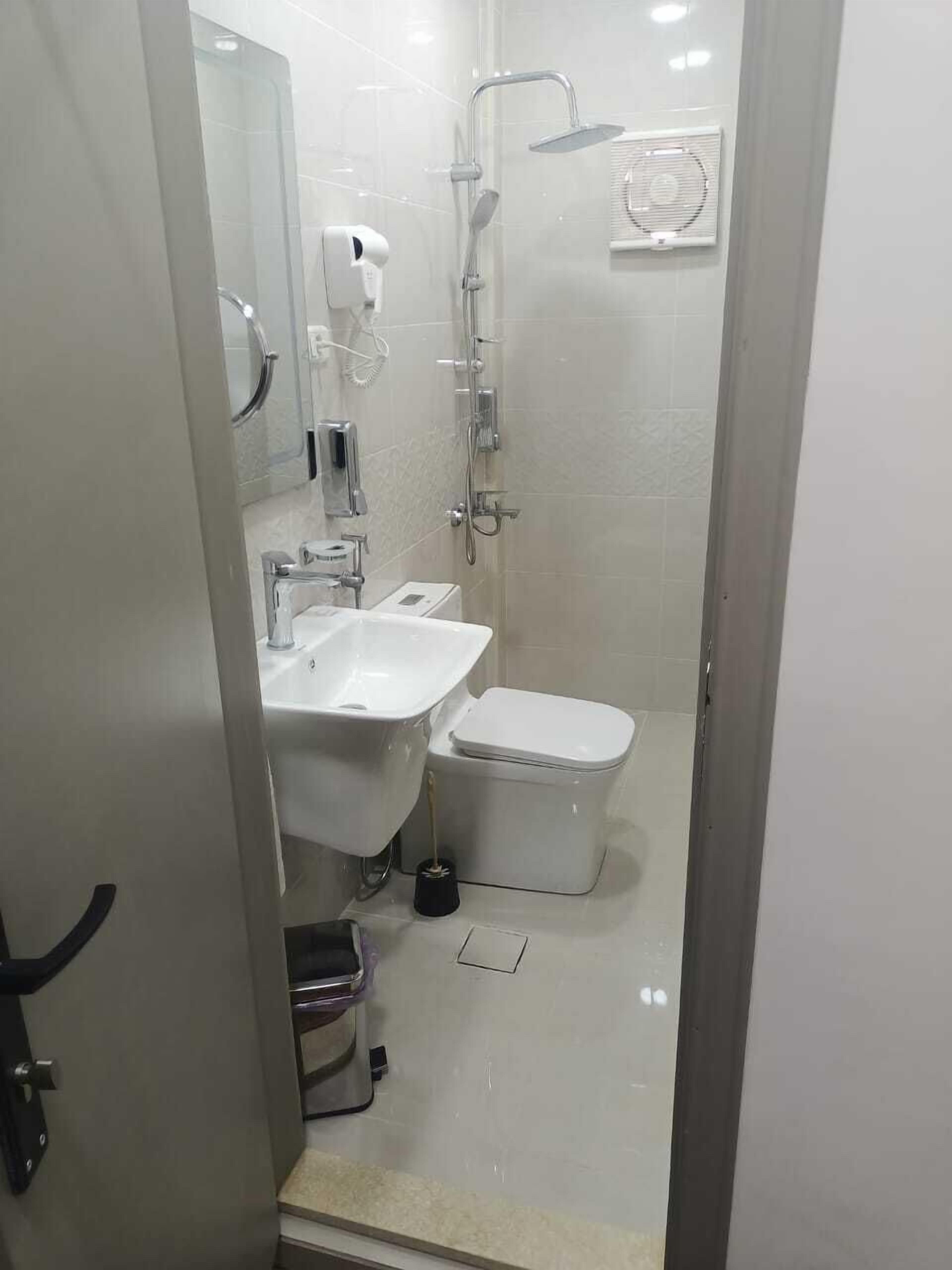 Chuveiro, secador de cabelo, toalhas de banho, sabonete