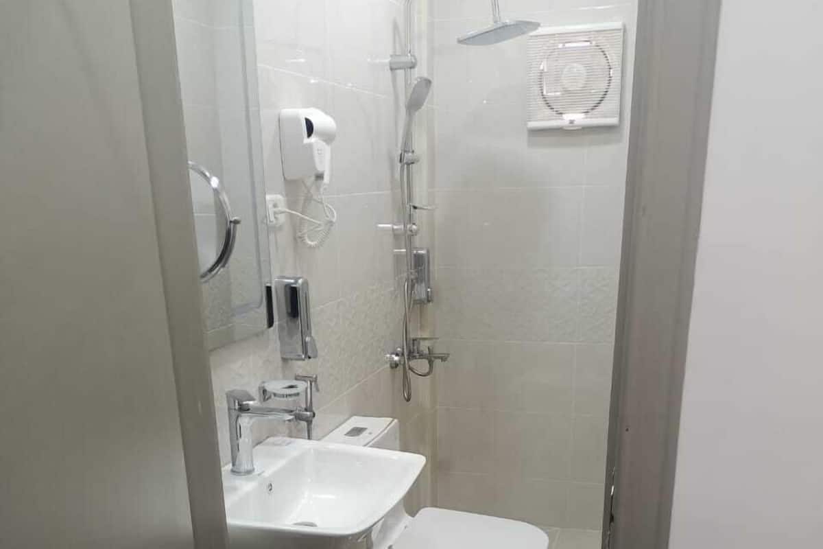 Chuveiro, secador de cabelo, toalhas de banho, sabonete