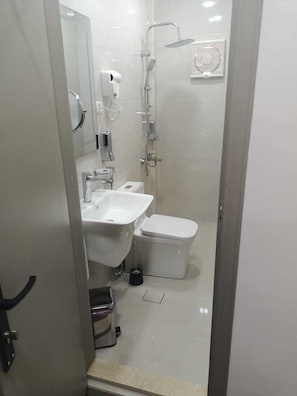 Chuveiro, secador de cabelo, toalhas de banho, sabonete