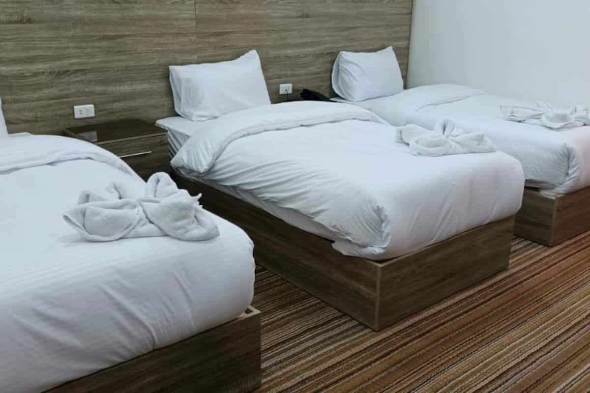 Quarto triplo standard, vista para a cidade | Escrivaninha, Wi-Fi de cortesia