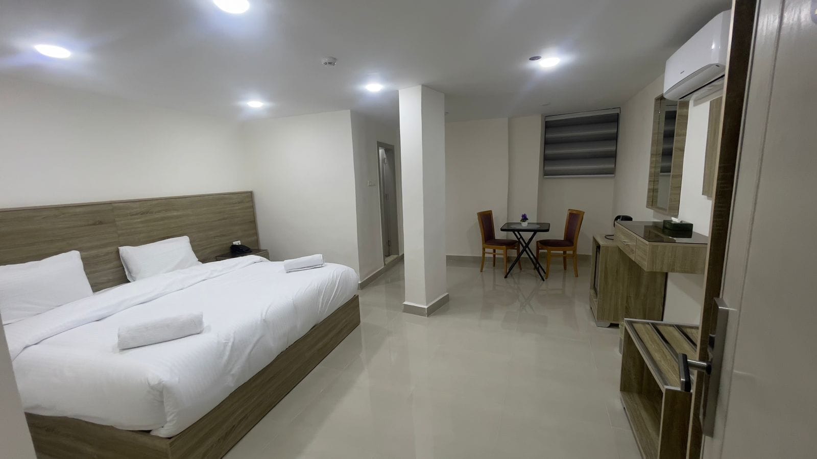 Habitación estándar doble, vistas a la ciudad | Minibar, escritorio, wifi gratis y ropa de cama