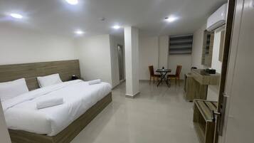 Habitación estándar doble, vistas a la ciudad | Minibar, escritorio, wifi gratis y ropa de cama