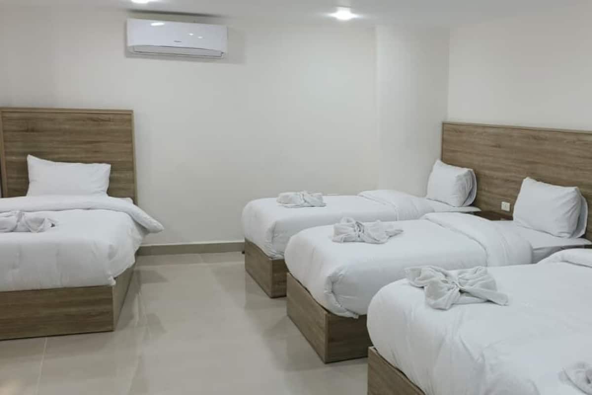 Quarto quádruplo, vista para a cidade | Escrivaninha, Wi-Fi de cortesia