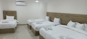 Quarto quádruplo, vista para a cidade | Escrivaninha, Wi-Fi de cortesia