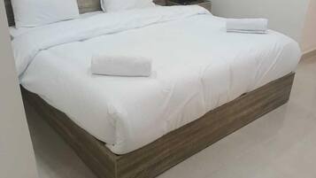 Quarto casal standard, vista para a cidade | Escrivaninha, Wi-Fi de cortesia