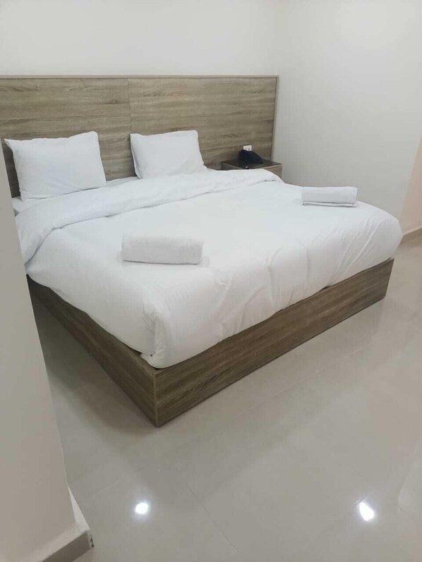 Quarto casal standard, vista para a cidade | Escrivaninha, Wi-Fi de cortesia