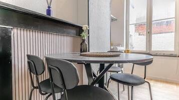 Căn hộ cơ bản | Bếp riêng | Tủ lạnh, lò vi sóng, lò nướng, bếp nấu