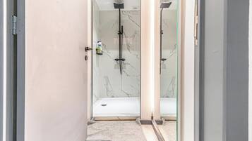 Basic Apartment | Bathroom | Shower, free toiletries, hair dryer, towels