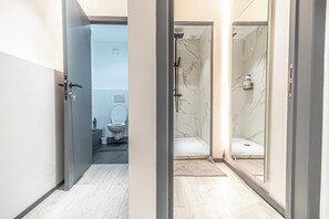 Basic Apartment | Bathroom | Shower, free toiletries, hair dryer, towels - Cozy 5BR Apt in the Heart of Ghent (Gent)