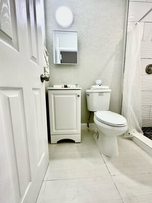 Secadora de cabello, toallas, jabón, shampoo