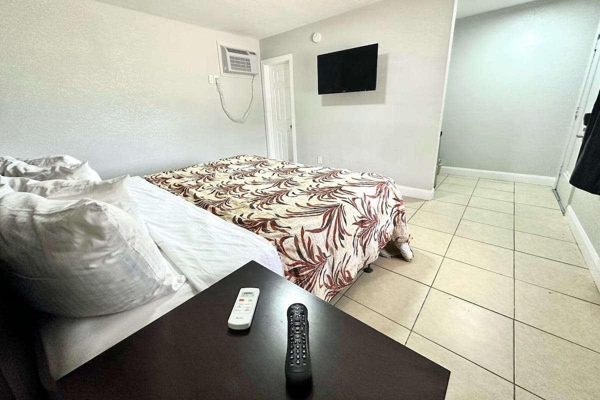 Standard Single Room | Desk, laptop workspace, iron/ironing board, WiFi (free)