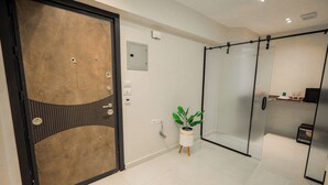Een modern interieur met een grote schuifdeur, een kleine potplant en een minimalistisch design.