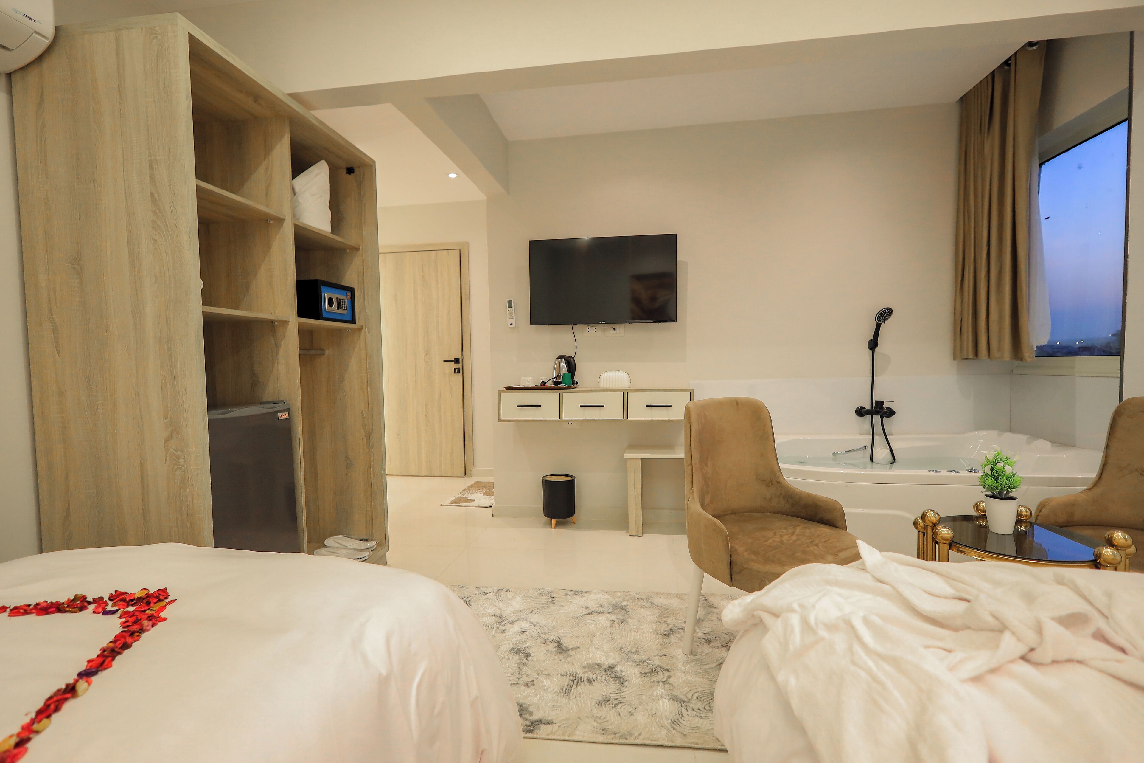 Caja de seguridad en la habitación y espacio para trabajar con laptop 