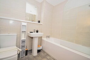 Douche, sèche-cheveux, serviettes fournies, shampoing