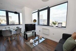 TV, offices - Modern 1BED Flat in Central Liverpool - City Views (Merseyside)
