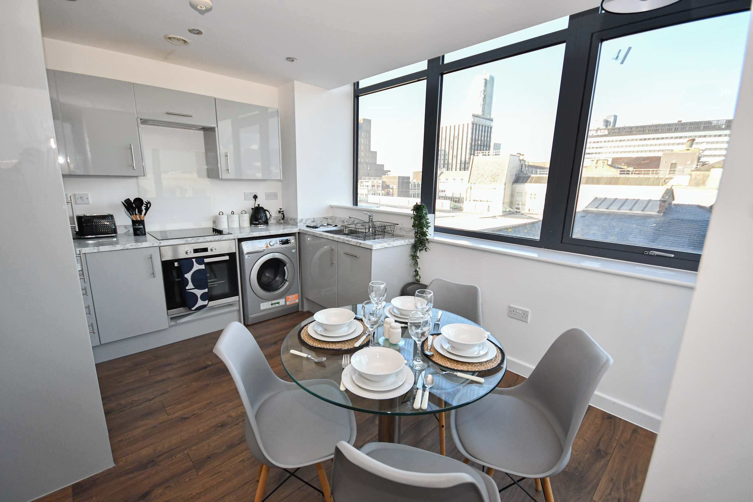 Køleskab, mikrobølgeovn, ovn, kogeplade