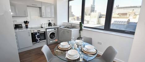 Geladeira, micro-ondas, fogão, cooktop