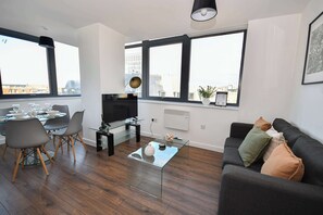 TV, offices - Modern 1BED Flat in Central Liverpool - City Views (Merseyside)