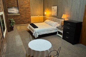 Schreibtisch, Bügeleisen/Bügelbrett, Reisekinderbett, kostenloses WLAN