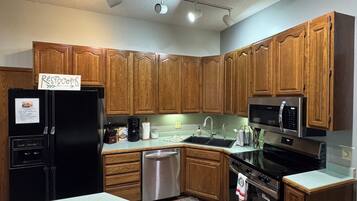 Køleskab, mikrobølgeovn, ovn, kogeplade