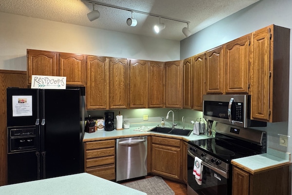Coffee/tea maker, fridge, microwave, oven