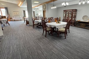 Dining - Gorgeous 5-bedroom lodge in the Charming Greenwood School House (Greenwood)