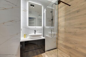 Studio Suite | Phòng tắm | Máy sấy tóc, khăn tắm, xà phòng, dầu gội 
