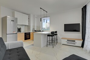 Apartamento, sacada | Cozinha americana privada | Cafeteira/chaleira, chaleira elétrica
